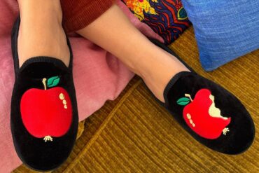 Føtter med tøfler fra Hums med eplemotiv