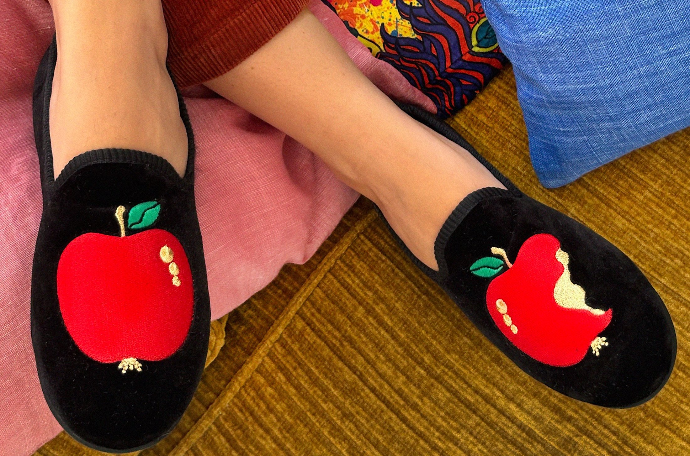Føtter med tøfler fra Hums med eplemotiv