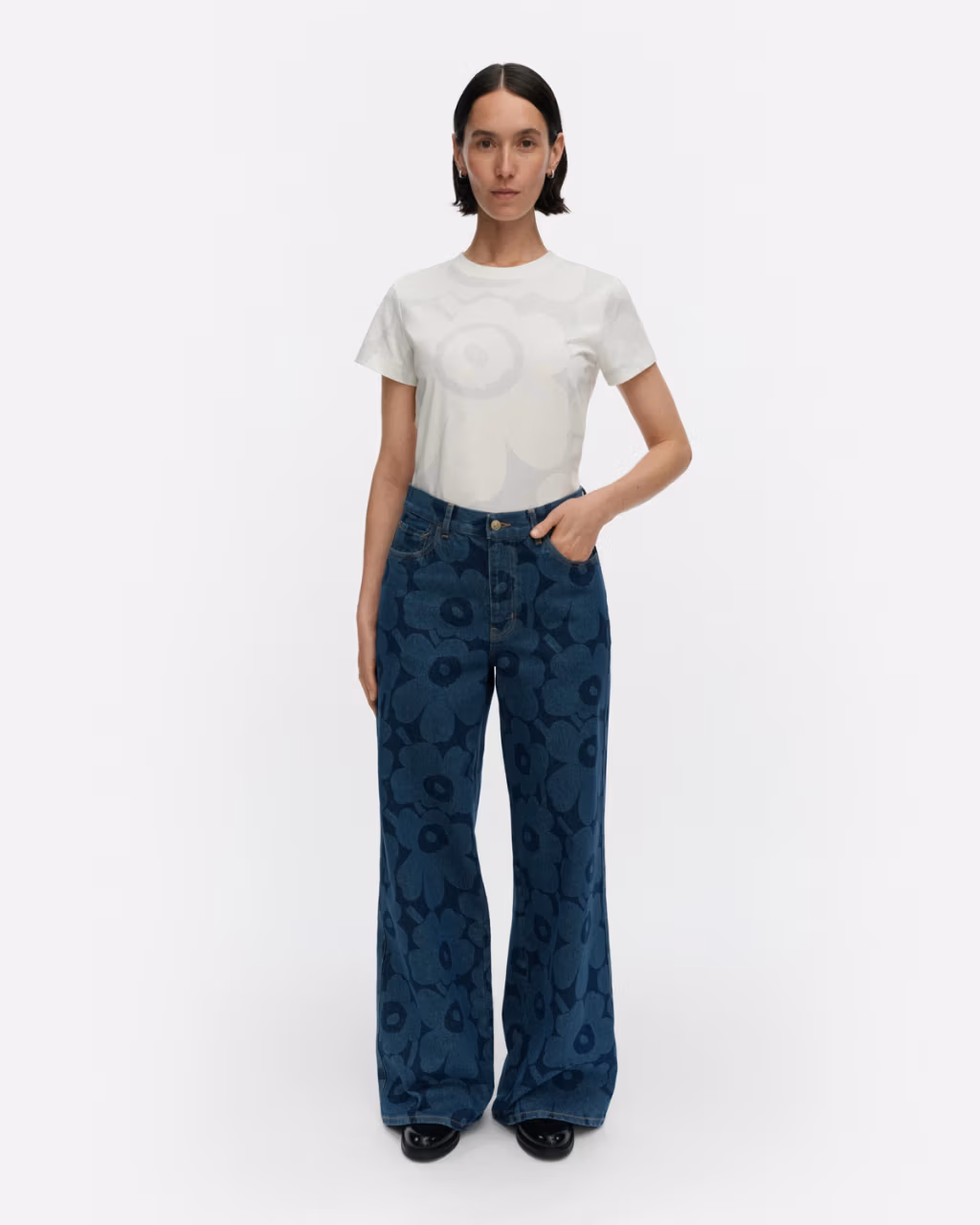 Modell med blomstrete Marimekko-jeans