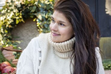 Forfatter Victoria Dam i hagen