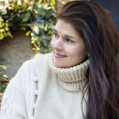 Forfatter Victoria Dam i hagen