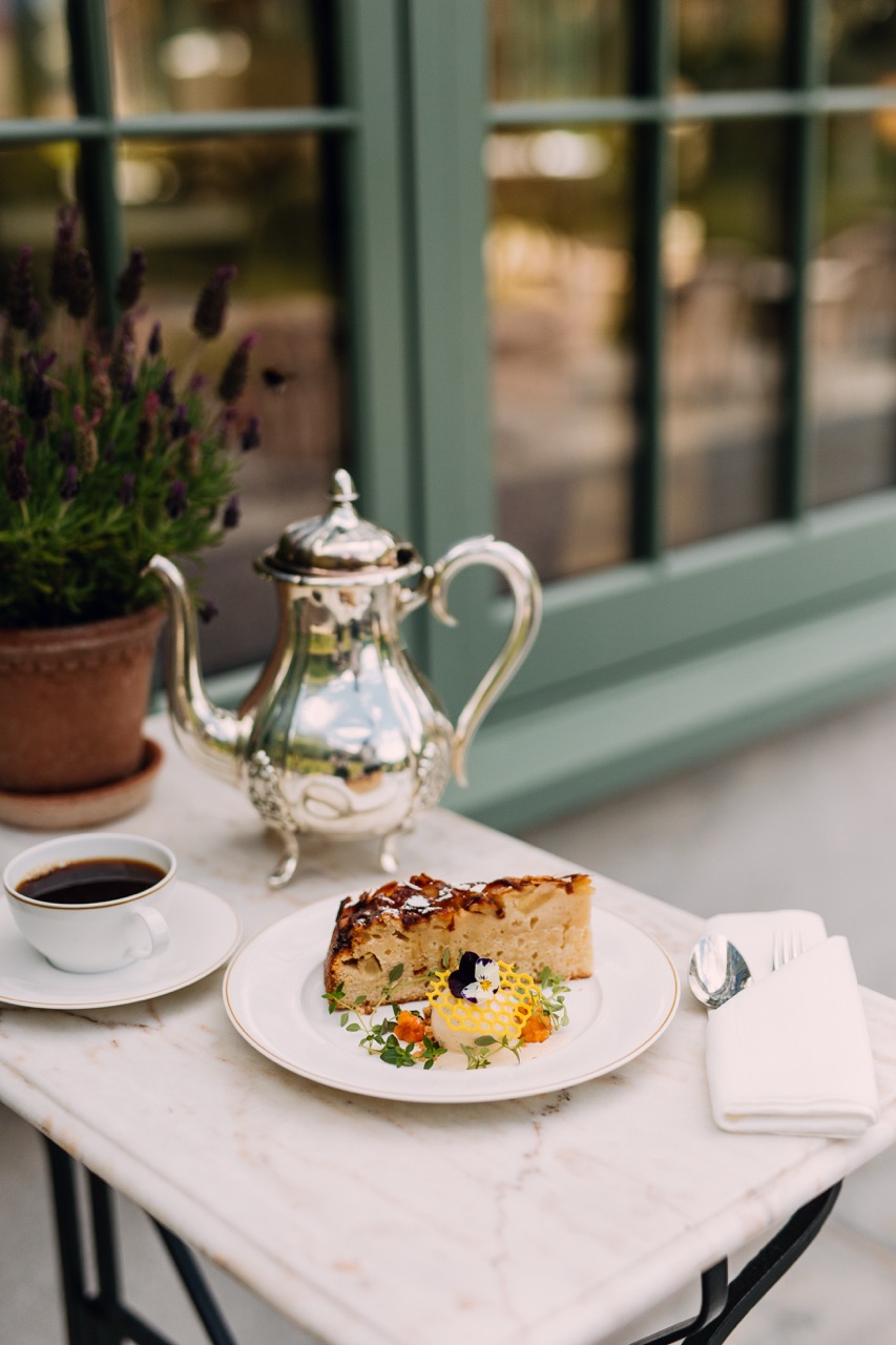 Bord med kaffekanne, kake og kaffekopp utendørs på Union Øye