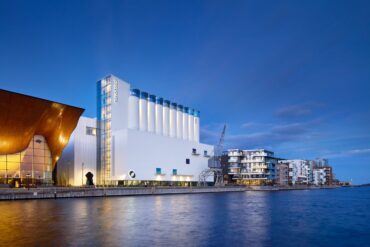 Kunstsilo i Kristiansand fra sjøsiden i kveldslys