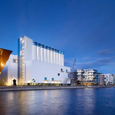 Kunstsilo i Kristiansand fra sjøsiden i kveldslys