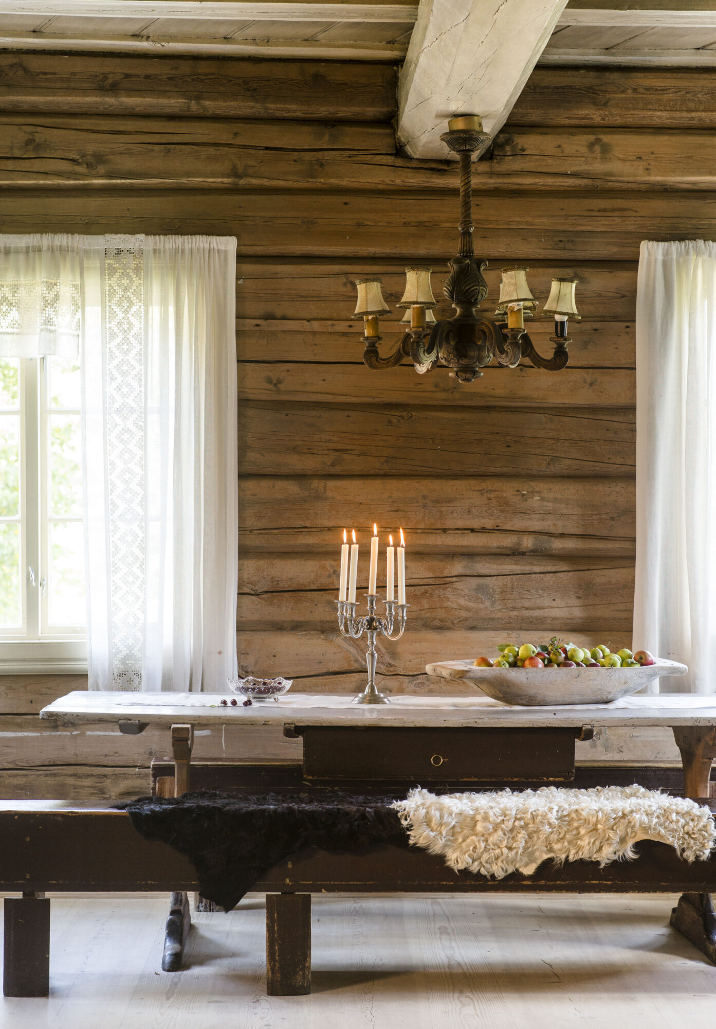 Stue med tømmervegger og langbord