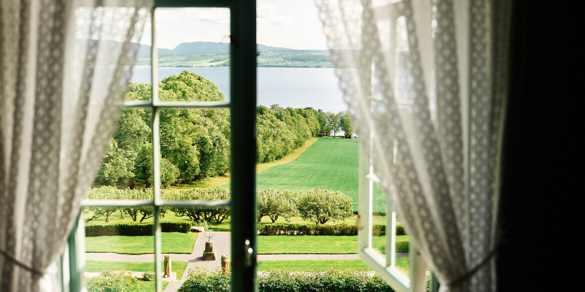 Utsikt fra et vindu på Hoel gård ved Mjøsa.