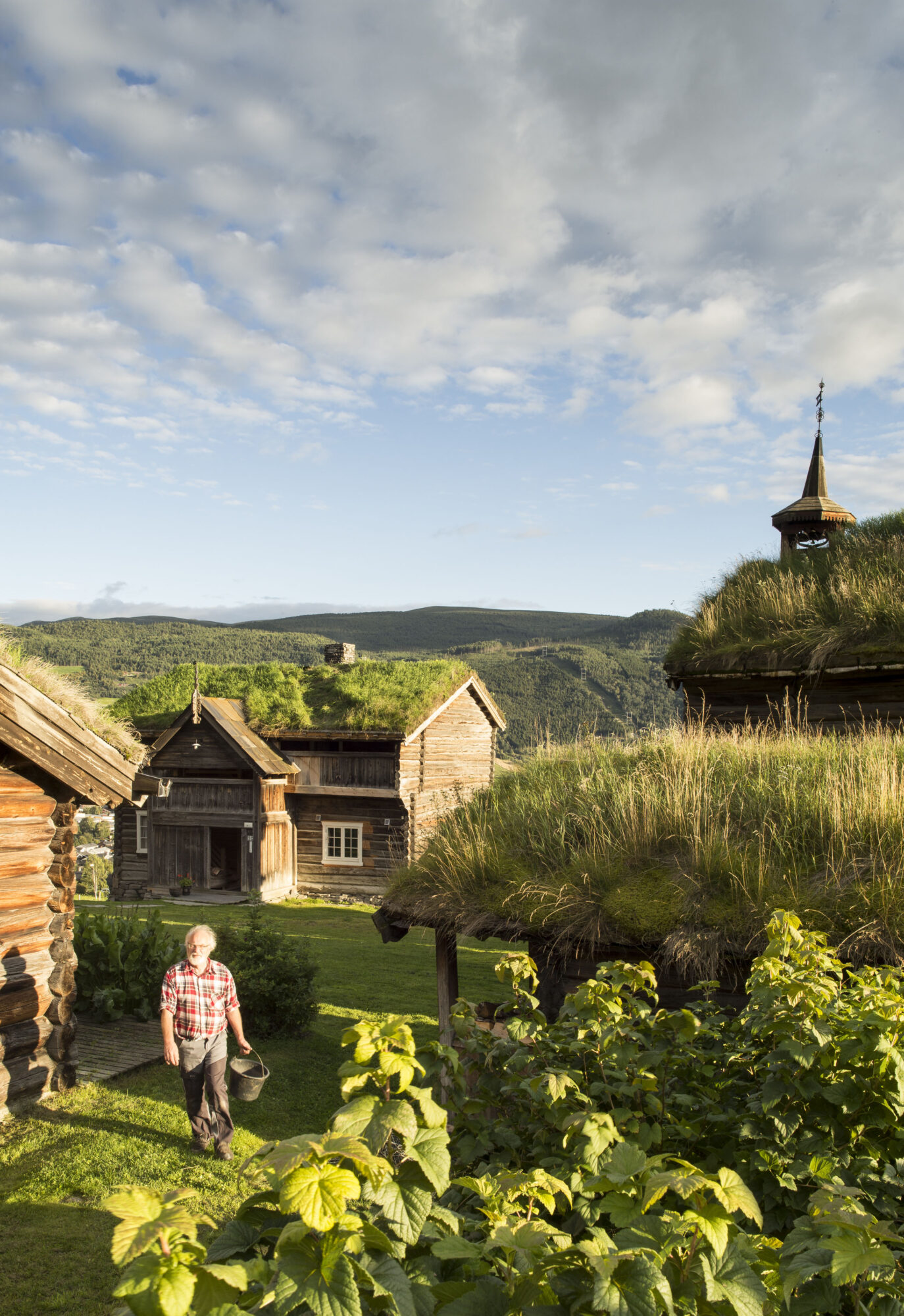 Mann går over tunet på gården Nordigard Blessom
